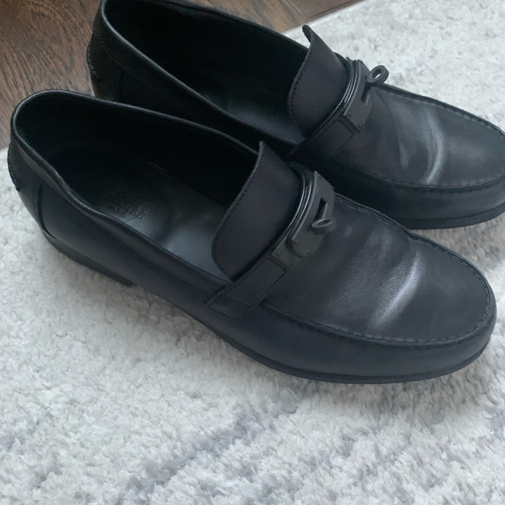 HERMES Mens Destin Loafer Size 42A. Black w/ matte black buckle.